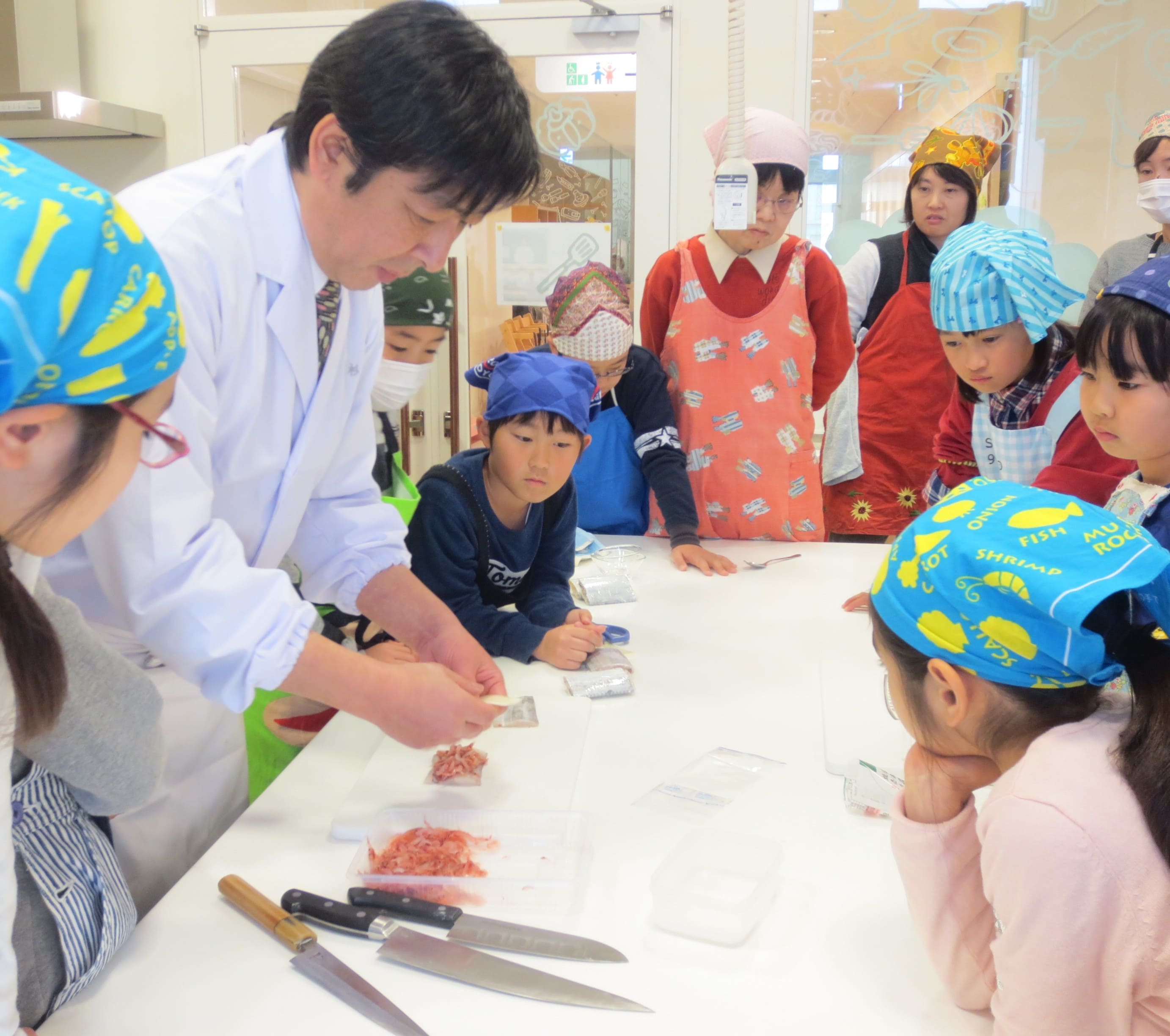 料理を盛り付ける様子